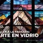 Vitral artístico con diseño de paisaje montañoso, elaborado en vidrio de colores para fachadas arquitectónicas.