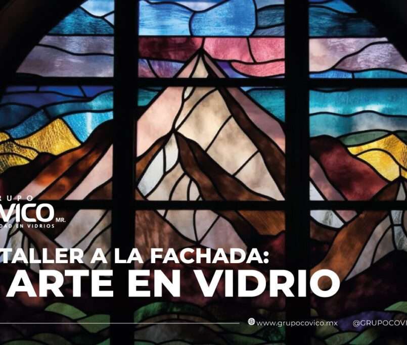 Vitral artístico con diseño de paisaje montañoso, elaborado en vidrio de colores para fachadas arquitectónicas.