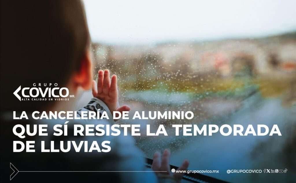 Niño tocando una ventana de vidrio con cancelería de aluminio durante una lluvia, mostrando la resistencia del aluminio instalado por Grupo Covico.