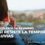 Niño tocando una ventana de vidrio con cancelería de aluminio durante una lluvia, mostrando la resistencia del aluminio instalado por Grupo Covico.