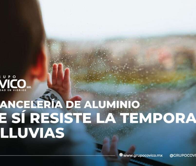 Niño tocando una ventana de vidrio con cancelería de aluminio durante una lluvia, mostrando la resistencia del aluminio instalado por Grupo Covico.
