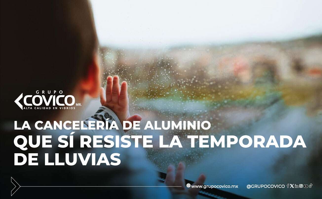 Niño tocando una ventana de vidrio con cancelería de aluminio durante una lluvia, mostrando la resistencia del aluminio instalado por Grupo Covico.
