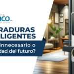 Cerradura inteligente digital instalada en puerta moderna como opción de seguridad avanzada para el hogar