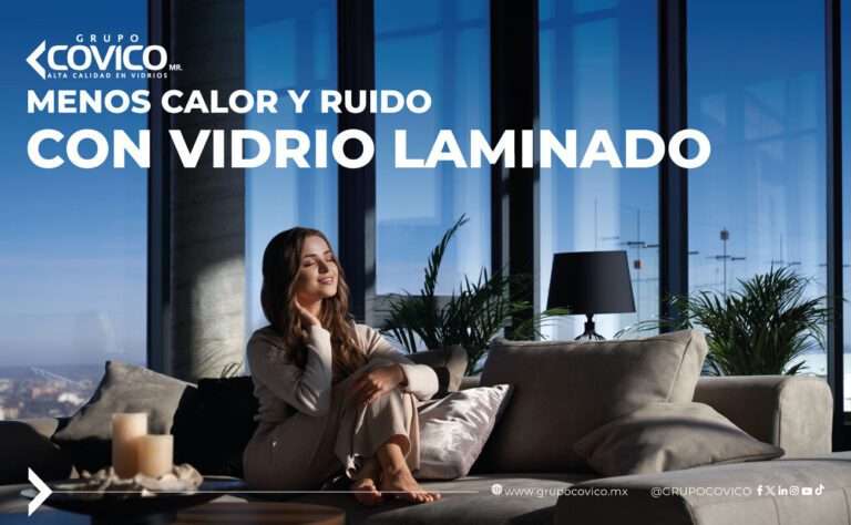 Mujer relajada en una sala moderna con grandes ventanales de vidrio laminado que aíslan el calor y el ruido exterior.