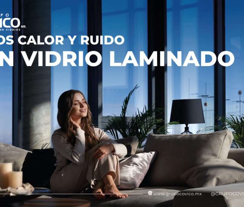 Mujer relajada en una sala moderna con grandes ventanales de vidrio laminado que aíslan el calor y el ruido exterior.
