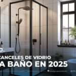 Baño moderno con cancel de vidrio templado y marco negro, ideal para tendencias de diseño en interiores 2025.