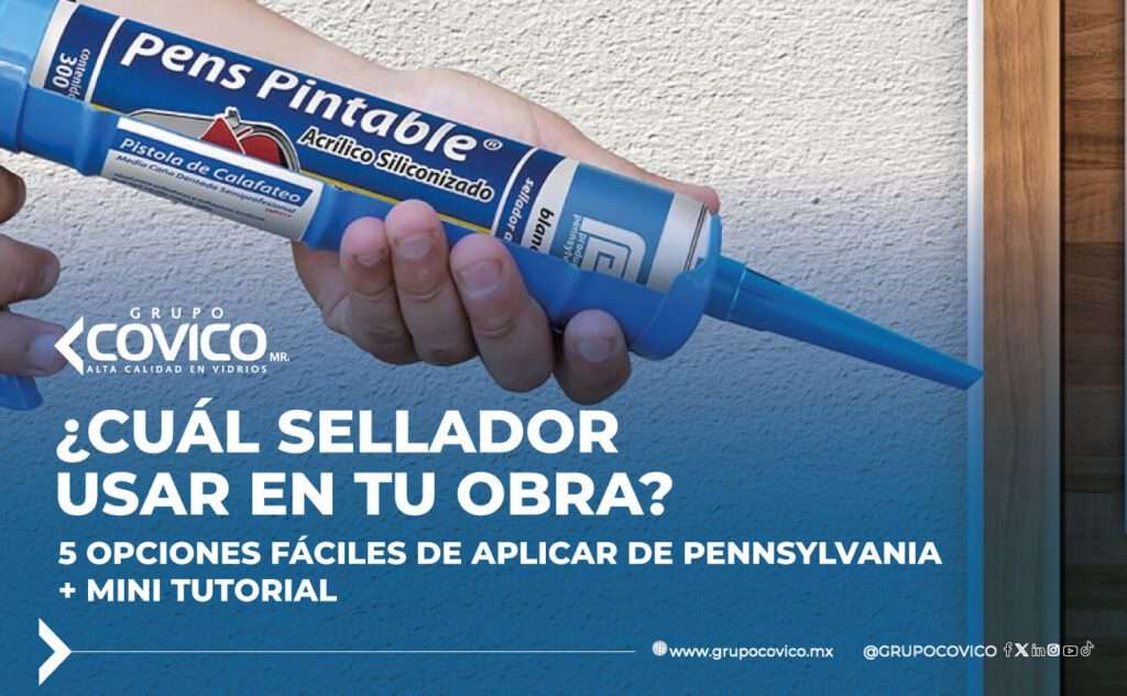 Persona aplicando sellador acrílico siliconizado Pens Pintable de Pennsylvania en una junta de pared con acabado profesional.