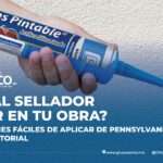 Persona aplicando sellador acrílico siliconizado Pens Pintable de Pennsylvania en una junta de pared con acabado profesional.