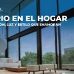 Sala moderna con ventanales de vidrio templado de piso a techo que permiten iluminación natural, decoración minimalista y vista al jardín.