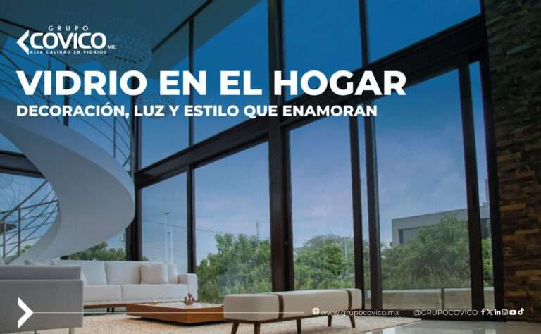 Sala moderna con ventanales de vidrio templado de piso a techo que permiten iluminación natural, decoración minimalista y vista al jardín.