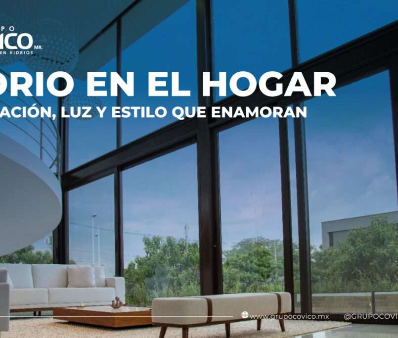 Sala moderna con ventanales de vidrio templado de piso a techo que permiten iluminación natural, decoración minimalista y vista al jardín.