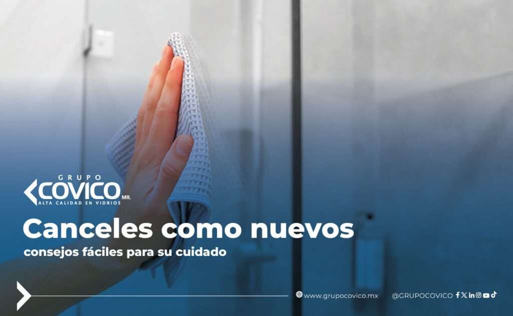 Persona limpiando un cancel de vidrio con un paño para mantenerlo brillante y libre de manchas.