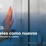 Persona limpiando un cancel de vidrio con un paño para mantenerlo brillante y libre de manchas.