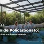 Familia disfrutando una terraza con techo de policarbonato instalado para protección y entrada de luz natural.