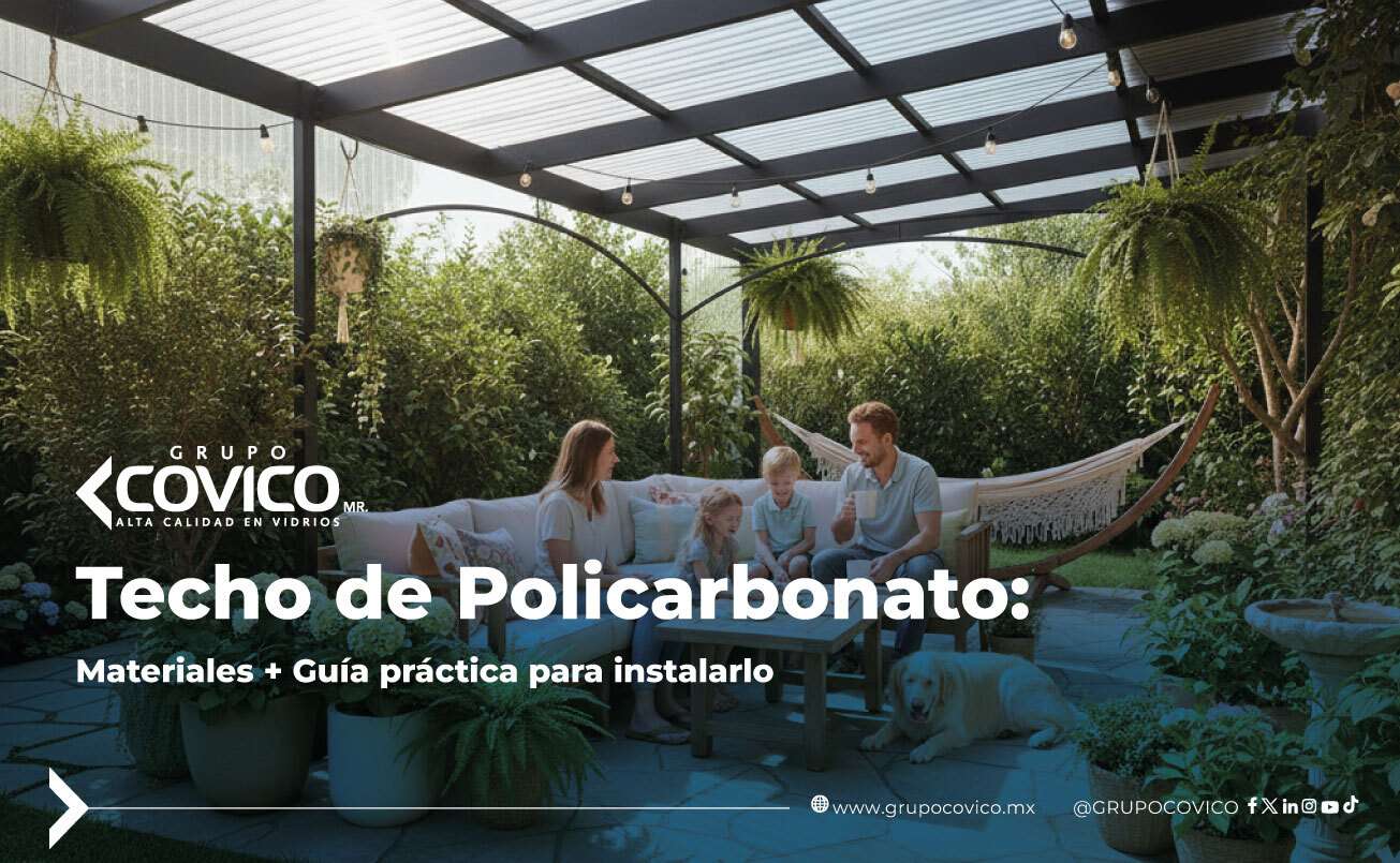 Familia disfrutando una terraza con techo de policarbonato instalado para protección y entrada de luz natural.