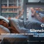 Persona durmiendo tranquilamente en una habitación con ventanas de vidrio que ayudan a reducir el ruido exterior urbano.