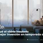 Sala moderna con grandes ventanas de vidrio insulado y vista a paisaje nevado, demostrando aislamiento térmico en temporada de frío.