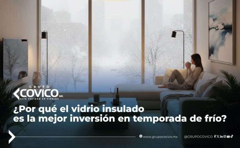 Sala moderna con grandes ventanas de vidrio insulado y vista a paisaje nevado, demostrando aislamiento térmico en temporada de frío.