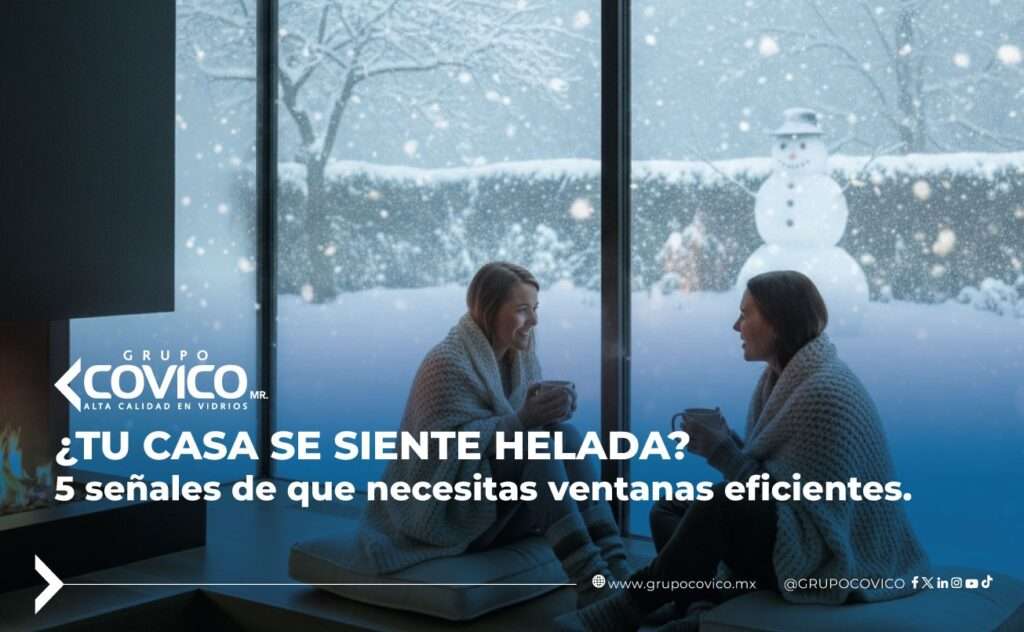 Mujeres tomando café frente a una ventana panorámica con nieve afuera, representando la necesidad de ventanas eficientes con aislamiento térmico en invierno – Grupo Covico.
